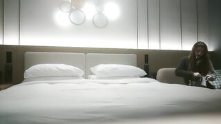 【利哥探花】深夜苗条外围妹，超近距离视角拍摄，揉穴舔逼调情，正入抽插打桩，美臀骑乘