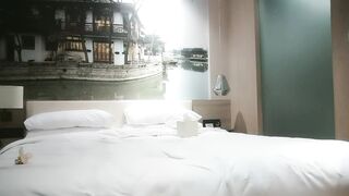 【利哥探花】高价约炮颜值外围兼职妹，各种姿势干到满头大汗