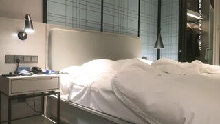 【文轩探花】约了个牛仔裤甜美妹子啪啪，舔奶调情口交抬腿侧入
